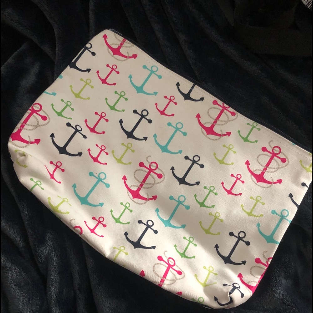 Anchor zipper pouch